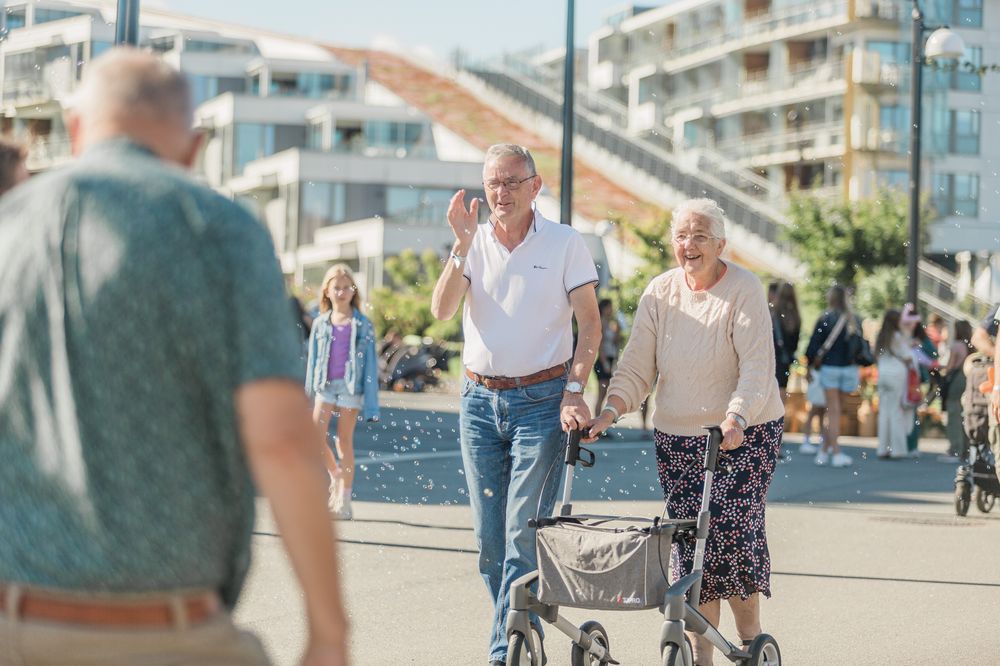 Eldre par på promenaden under stevnet
