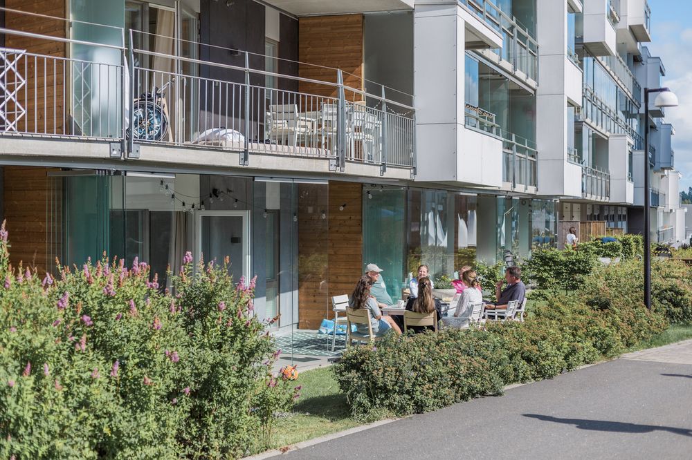 Familie samlet på terrassen ved suiten i sommerværet