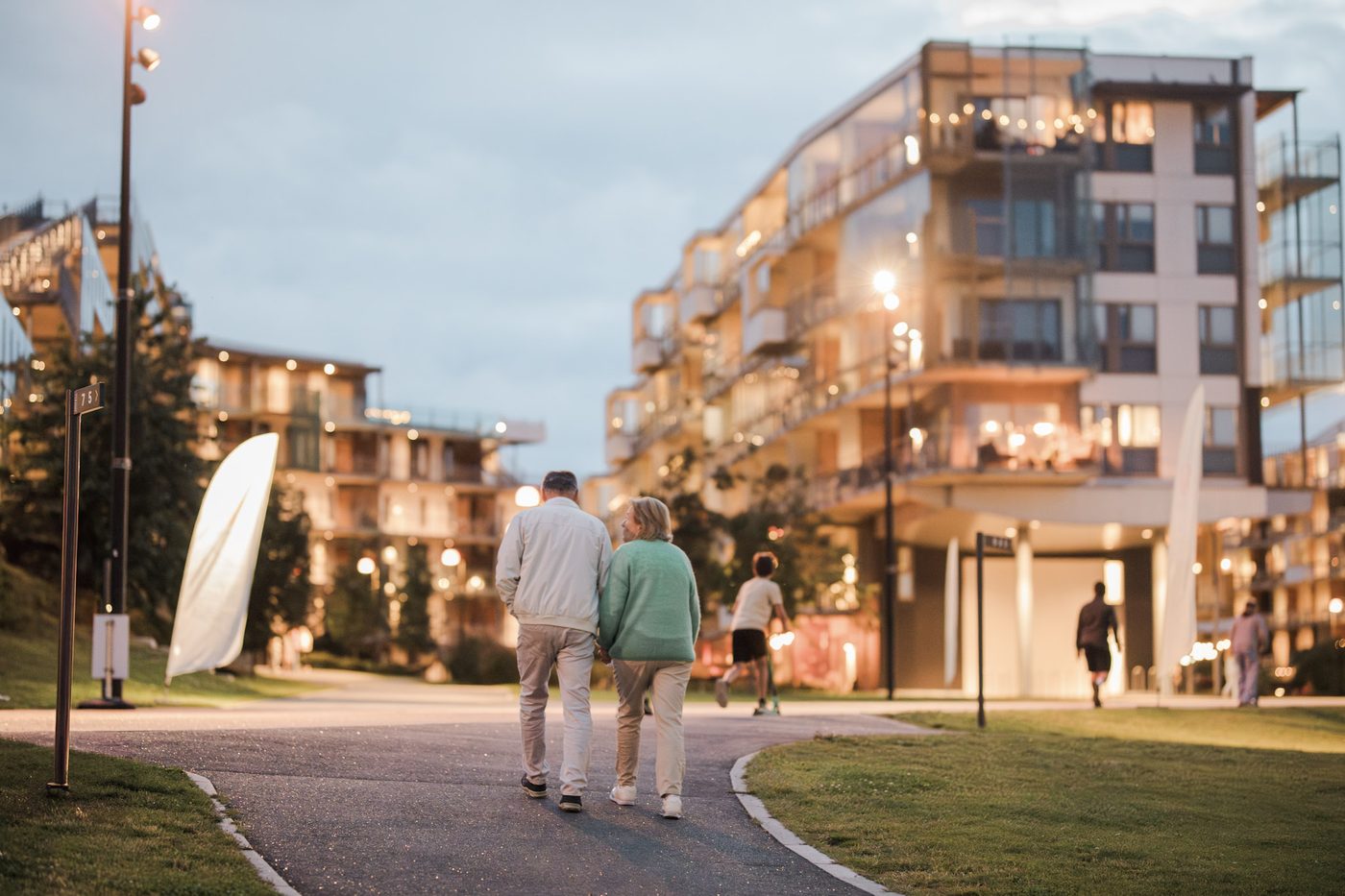 Par som går i Brunstad-landsbyen i skumringen